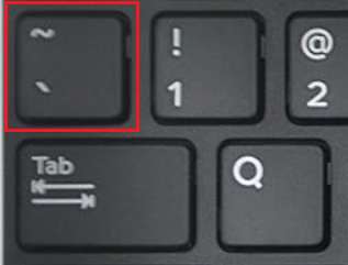 Una tastiera QWERTY internazionale con il tasto tilde evidenziato: a sinistra dell'1, sopra il tasto tab.